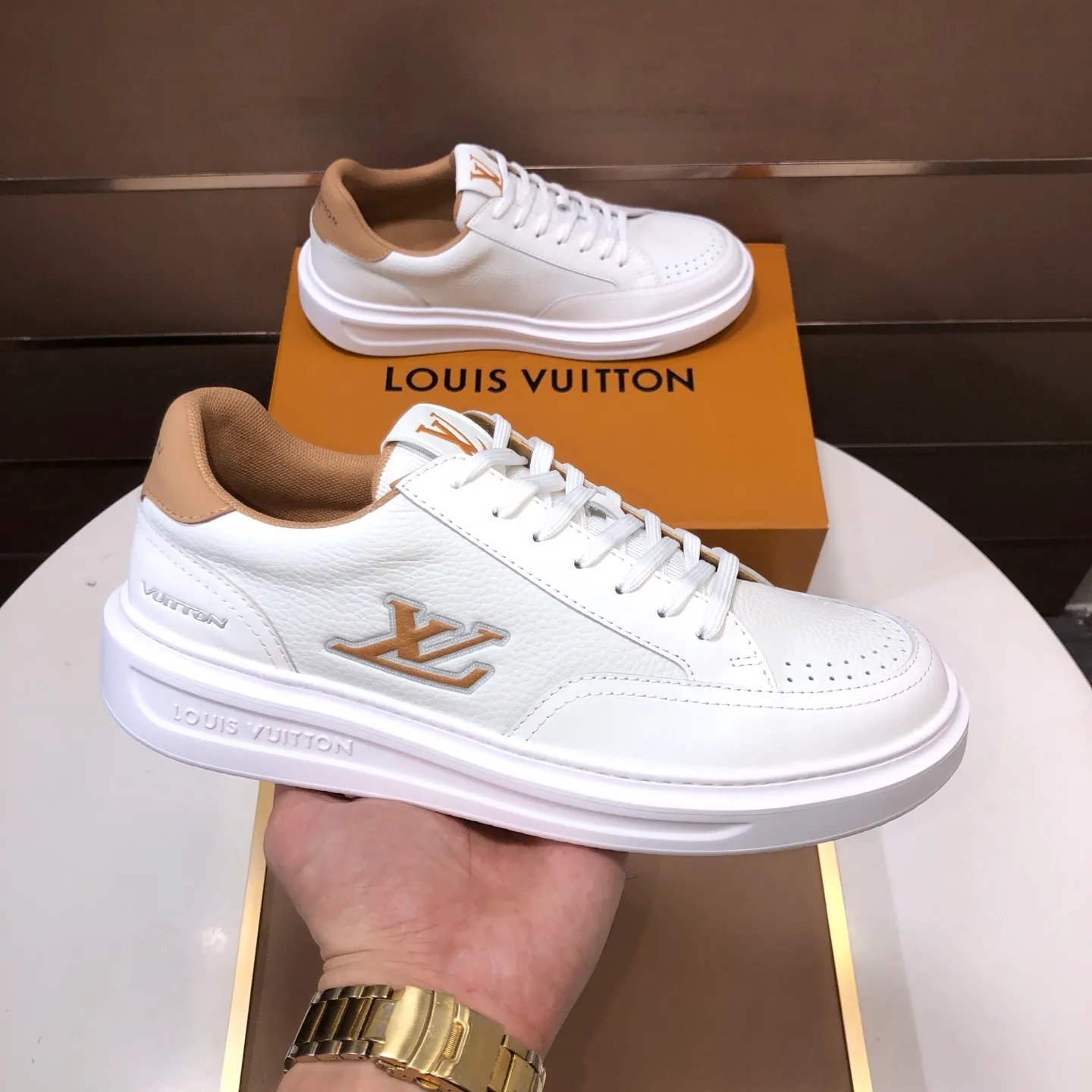 Factory batch 640💰original development, quality shipment, welcome to compare - LV sneaker series sports shoes introduce the loose silhouette of the ready-to-wear series into the spring and summer men's wear shows and make an eye-catching appearance. The cow leather upper is combined with rough fabric laces, and colorful beading highlights the brand's classic elements. LV letters mark the tongue and Monogram floral outsole. Mixed materials Made of top-grain cowhide, thick shoelace design, large Monogram print on the side, mesh lining and cotton feet, the comfort is as extreme as ever, premium heritage, quality first, worth owning! Size: Men’s 38-45 (45 is custom-made and cannot be returned or exchanged)